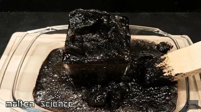 コーラと「胃液」を混ぜるとどうなる？ 真っ黒な塊が暴れまくる実験動画が話題、果たして…の画像3