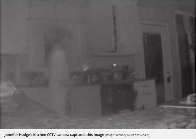 「死んだ息子の霊が帰ってきた！」防犯カメラに超クッキリ映った不気味な人影がヤバすぎて全英戦慄！の画像1