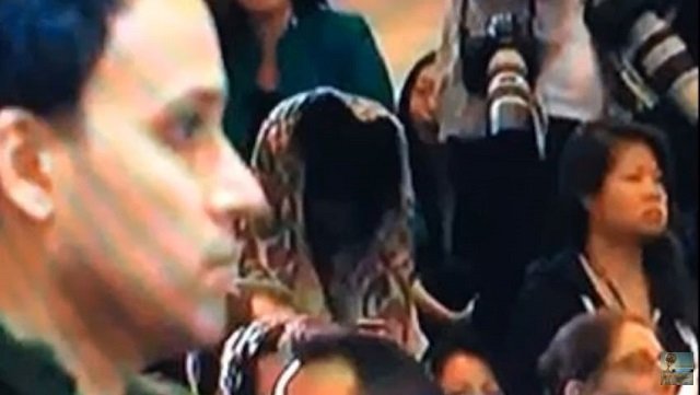 ヒラリーの敗北会見に死神が出席していた！ 中継映像にクッキリ映り込む！の画像1