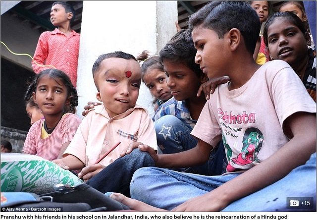 象の頭に人間の身体をもつ6歳少年、神の子として崇められ威厳タップリ！ 謎の奇病に負けぬガネーシャ君の日常とは？の画像3