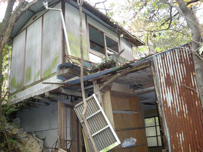 岐阜の異様すぎる廃墟「エロ本小屋」を徹底取材！ 切り刻まれた膨大なエロ本に秘められた恐怖エピソードとは？の画像10