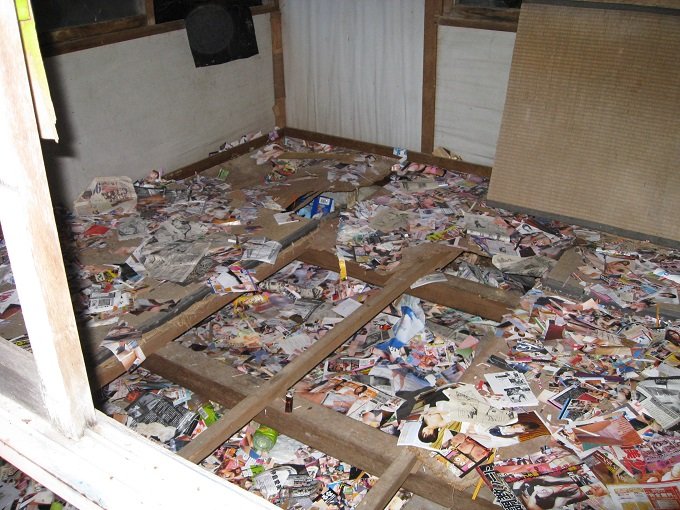 岐阜の異様すぎる廃墟「エロ本小屋」を徹底取材！ 切り刻まれた膨大なエロ本に秘められた恐怖エピソードとは？の画像27