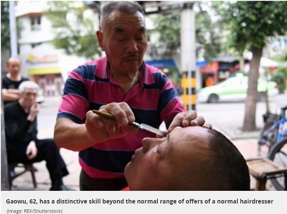 眼球をカミソリで剃って人々の視力を向上させてきた理髪師の驚愕テクニック！ 裸エプロンサービスもの画像3