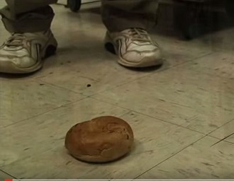 「落とした食べ物の5秒ルール」はウソだった!? 実験で判明した、驚愕の真実の画像1