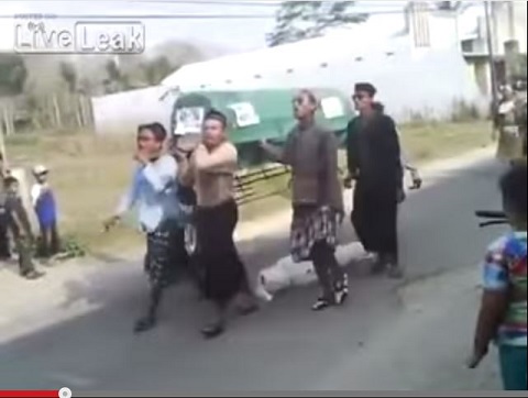 そんなバカな…！ 不謹慎だが笑ってしまう「葬列の映像」＝インドネシアの画像1