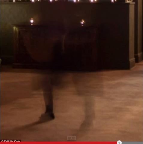 「歩いている影」が激写される？写真家も首を捻る不可解な写真!!の画像1