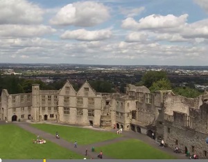 【心霊写真】ゾッとするほどくっきり…!! 「呪われた城」に棲む女の画像2