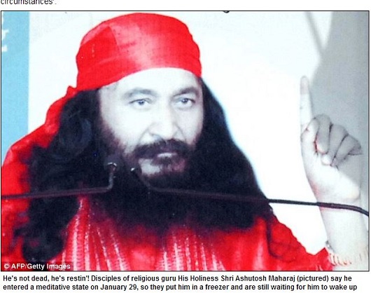 「グルは死んでいない、冷凍庫で瞑想中だ！」 カリスマ導師の火葬を拒否する信者たち、遺族と争奪戦を繰り広げる!!＝印の画像1