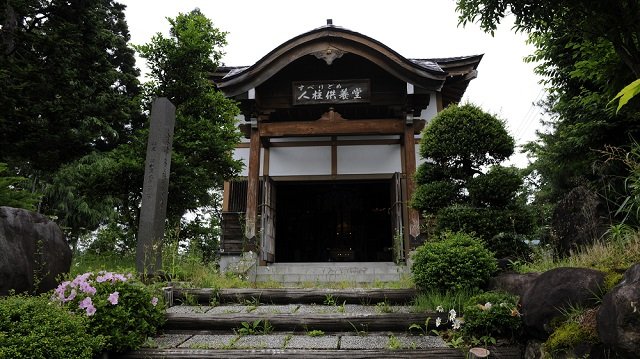 人身御供になった僧侶を祀る「すべりどめ人柱供養堂」に潜入！ 本物の人骨も展示、「夜は空気が変わる…」の画像1