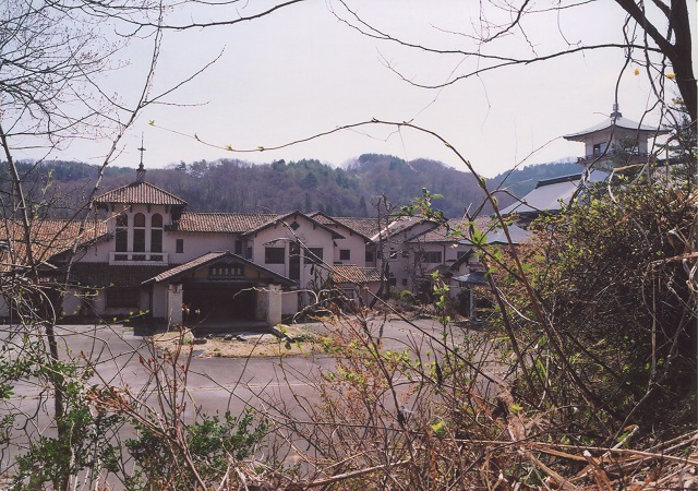 伝説の廃墟「白雲楼ホテル」に潜入！ 誰もいないはずの建物に居住者…着物姿の女霊が…！の画像1