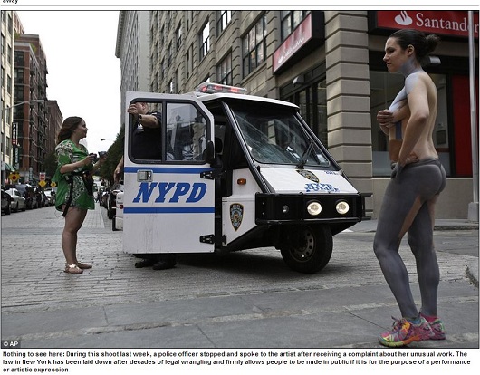 まるで透明人間!? 周囲の景色に同化する迷彩ボディーペインティングがスゴイ！の画像4