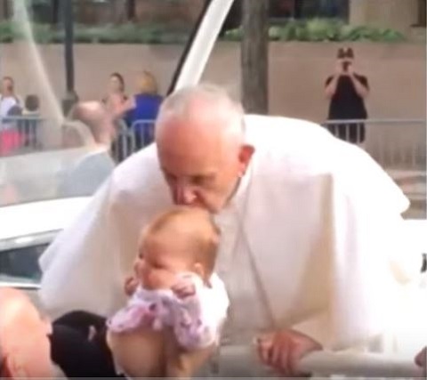ローマ教皇フランシスコの祝福の接吻で幼女の脳腫瘍がみるみる縮小？MRI検査で判明！　の画像1