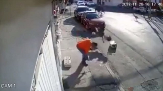 誰もいない路上で少女が突然吹き飛ばされる瞬間！ 奇怪なフォースか、霊の仕業か… 「誰か論理的な説明を！」の画像1