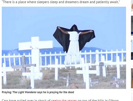 死神もどきが出現する墓地？ 高速道路脇の墓地が一躍人気スポットに!! ＝米国の画像1