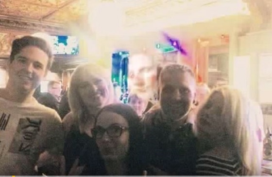 超くっきり「心霊フォトボム」 ― いわくつきのバーで撮った集合写真にニヤリと笑う美女の顔面が？＝イギリスの画像1