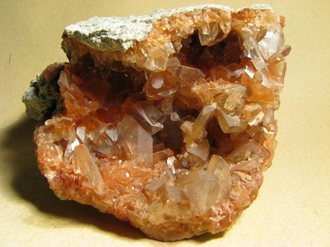 古代の晶洞石内部に埋め込まれた謎の人工金属片が発見される！ 新オーパーツに専門家も驚愕、超古代文明のエイリアン技術か!?の画像1