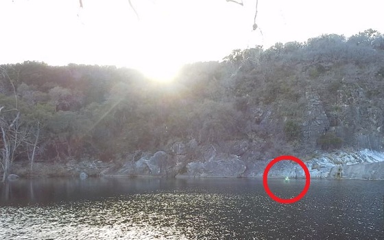 水の上を走る謎の宇宙人グリーンマンが激写される？＝テキサスの画像1