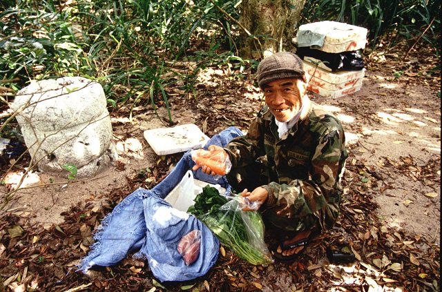 無人島に25年以上暮らす「全裸おじさん」に突撃取材！ 立ち退きのピンチも…孤独の中で究めた人生哲学とは？の画像6