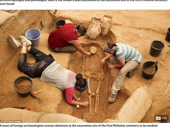 聖書に登場する巨人兵「ペリシテ人」の遺骨が大量出土！ 150体が眠る墓地の発掘調査が公開されるの画像1