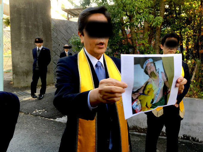 幸●の科●大●館に『やや日刊カルト新聞』が突撃! 白金に信者の怒号、半裸ブラジャー姿が踊る珍事態に!の画像4