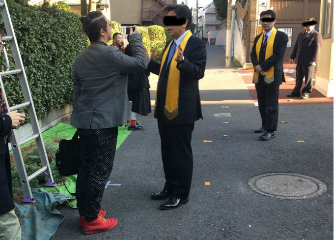 幸●の科●大●館に『やや日刊カルト新聞』が突撃! 白金に信者の怒号、半裸ブラジャー姿が踊る珍事態に!の画像3