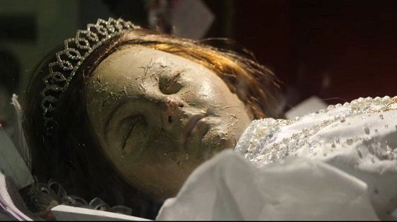 300年前の美少女ミイラが目を開く瞬間が怖すぎる！ 父親に刺殺された恨みか？の画像1