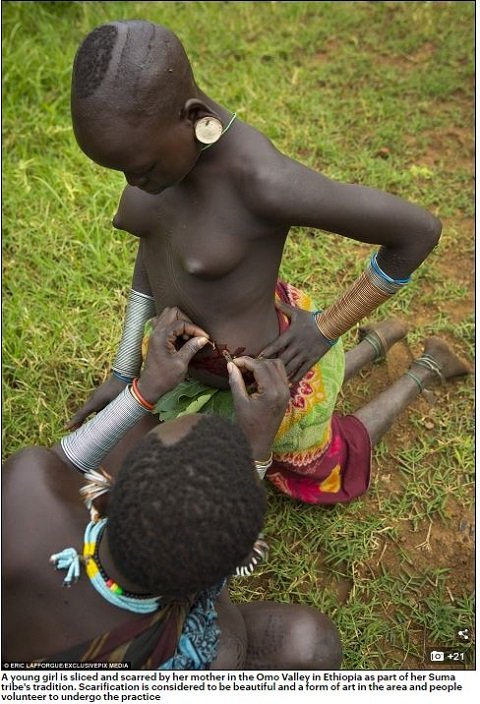 12歳で少女の体を切り刻むエチオピアの「スルマ族」 ― スカリフィケーションという、痛く美しい儀式の画像2