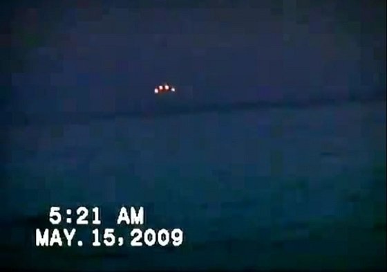 トルコ政府が本物認定した「宇宙人が搭乗しているUFO」映像がヤバい！ 外科医が撮影「3体の人影がいて…」の画像2
