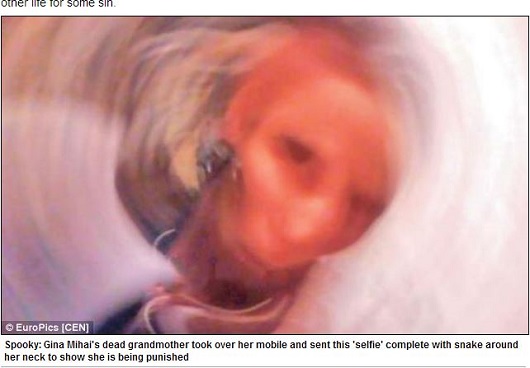 携帯に憑依した祖母の幽霊が自撮り画像を送信？「あの世で罰せられている」!?の画像1