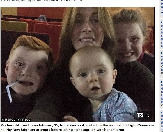 【心霊写真】溺死した少女霊か？テディベアを抱いた透明な少女がクッキリ!!の画像1