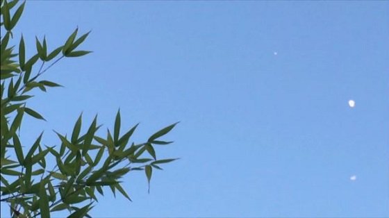 今年1番のUFO動画が早くも決定か!? 白昼堂々複数の白煙タイプの飛行物体が出現、のび縮みを繰り返す！の画像1