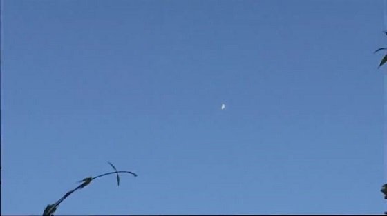 今年1番のUFO動画が早くも決定か!? 白昼堂々複数の白煙タイプの飛行物体が出現、のび縮みを繰り返す！の画像2