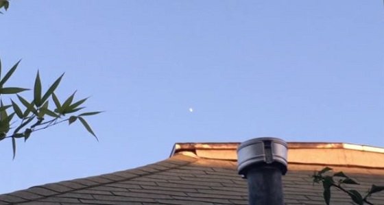 今年1番のUFO動画が早くも決定か!? 白昼堂々複数の白煙タイプの飛行物体が出現、のび縮みを繰り返す！の画像3