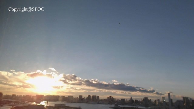 東京湾に現れた驚異の「紡錘形UFO」を激写！ ダークグレイ金属質の不思議な形状に驚愕・徹底検証！の画像1