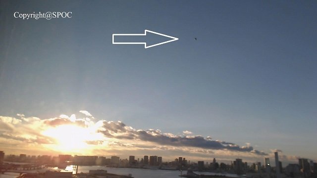 東京湾に現れた驚異の「紡錘形UFO」を激写！ ダークグレイ金属質の不思議な形状に驚愕・徹底検証！の画像2
