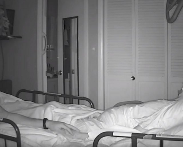 死の直後、肉体から「魂が抜ける瞬間」をついに激撮！ 臨終の父から不思議な発光体が… ガチ映像に世界が戦慄！の画像1