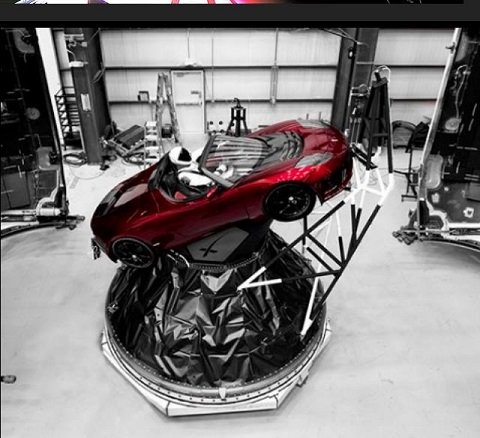 宇宙に送られたテスラ車の近くにクワッドコプター型UFO出現！ 研究者断言「そもそもイーロン・マスクが宇宙人」の画像3