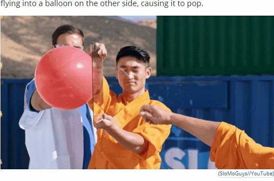 【衝撃映像】少林寺の秘伝奥義がガチで天下一すぎる！ 投げた針でガラス板を突き破り、風船を割る！の画像1