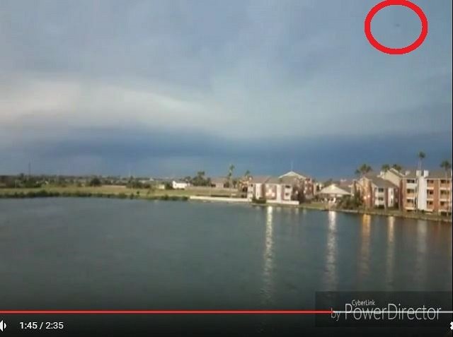 雷鳴とともに現れた3機のUFOに衝撃、目撃者多数！ 雲の中に無数に隠れていた可能性も＝米テキサスの画像3