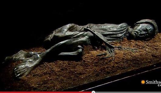 泥炭地から掘り起こされた2,400年前のミイラ「トーロンマン」の顔がリアルすぎる！の画像1