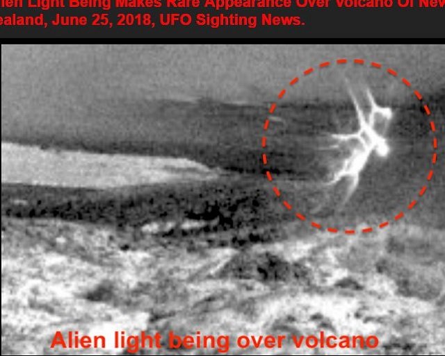 世界が認める「奇妙なUFO」がNZ火山付近に続々出現！ 見事な人型浮遊体から葉巻型まで…一体なぜ!?の画像2