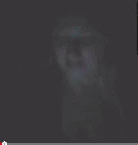 【心霊写真】「女が床からぬぅっと姿を現して…」キャンドルを見つめる美女幽霊を館長が激写！＝イギリスの画像1