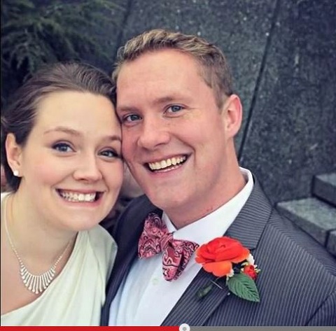 【心霊写真】恐怖!! 新婚カップルの背後に「ニヤっと笑う赤ん坊の顔」が浮かび上がる？の画像1