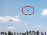 【衝撃映像】ガチで雲を突き破る“マッハUFO”が旅客機とニアミス! 前代未聞「断続的ワープ飛行」に騒然!