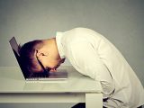 自宅に高速インターネット回線がある人は「睡眠時間が短くなり、質も低い」と判明! さらなるデメリットも…