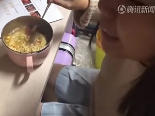 3週間「インスタントラーメンだけを食べ続けた」少女を襲った信じられない事態とは!?＝中国