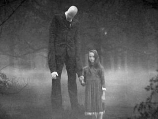 12歳少女が「スレンダーマン」に命じられて同級生を19回メッタ刺し！ ネットのジョークから始まった恐怖の怪物の正体とは？