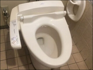 驚愕！ 母の死後にトイレの水とまさかのアレを食べて3週間生き抜いた4歳の少女