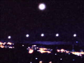 衝撃UFO映像？撮影者も「オーマイガー」を連発！ 空母UFOがミニUFOを出動する瞬間
