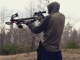 アポカリプスに備えて森で6年間サバイバル中の17歳少年！「地球はもうすぐ滅亡、黙示録は当たる」プレッパーを笑うな！